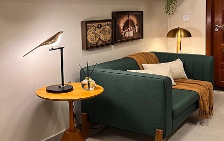 Escritório acolhedor e elegante, ideal para leitura e foco.