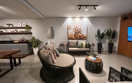 Gourmet integrada com charme contemporâneo e mobiliário em corda náutica.